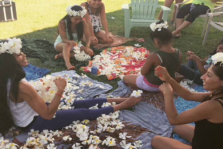 ladies learning how to make hawaiian leis